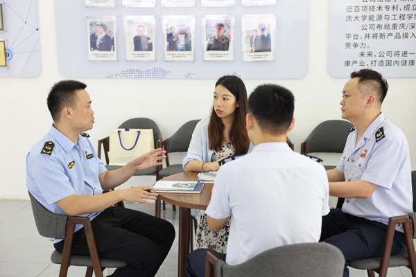 在重慶市亞特藍(lán)電器有限責(zé)任公司，開州區(qū)稅務(wù)人員和市場監(jiān)督管理局工作人員共同解答招標(biāo)投標(biāo)及納稅信用方面問題。趙詩琦攝