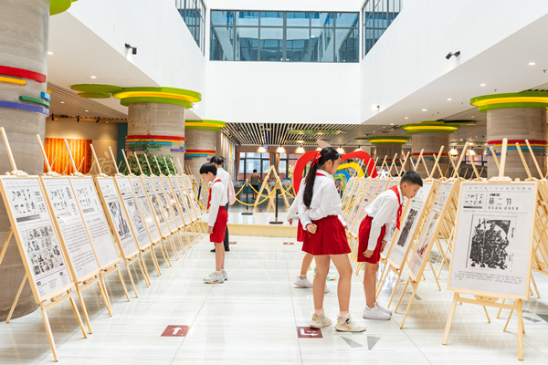 學(xué)生們參觀展覽。羅云希攝