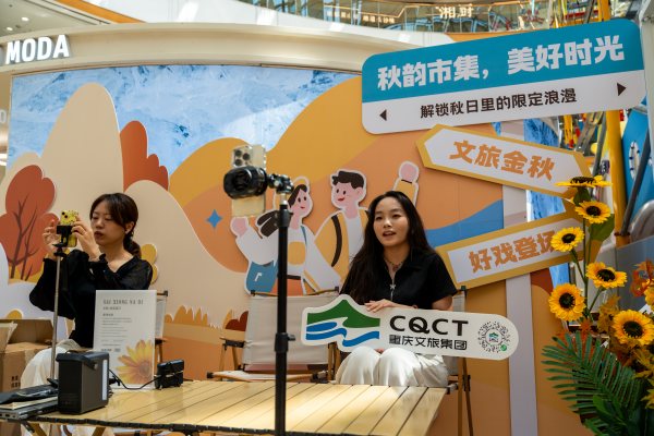 網(wǎng)絡(luò)直播。黃建樺攝