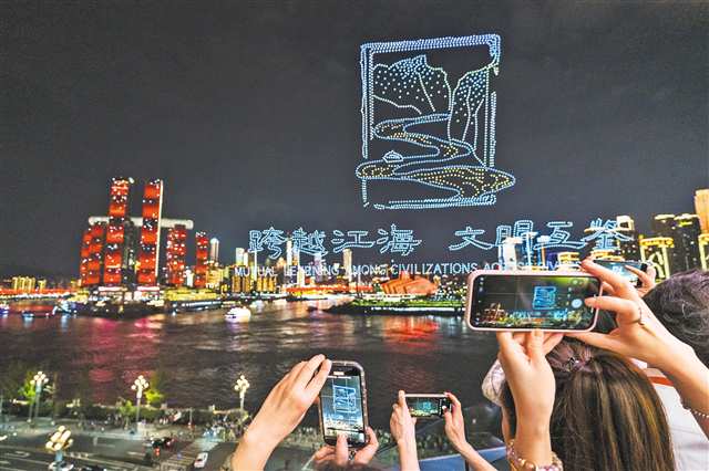 9月17日，重慶國際會客廳，嘉賓們觀看精彩的無人機(jī)表演。記者 李雨恒 攝/視覺重慶