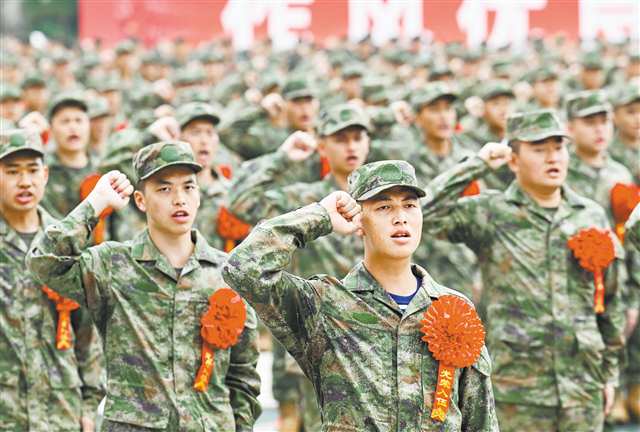 9月17日，重慶北站北廣場(chǎng)，全體新兵莊嚴(yán)宣誓。記者 張錦輝 攝/視覺(jué)重慶