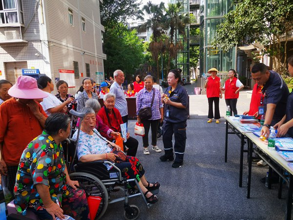 燃?xì)夤ぷ魅藛T向居民講解如何正確啟閉自閉閥。重慶燃?xì)饧瘓F(tuán)供圖