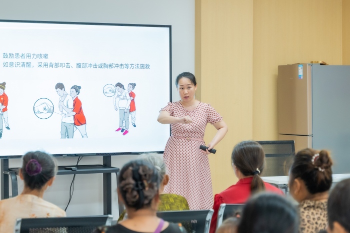 全國道德模范白時玲為群眾作健康知識科普講座。渝北區(qū)委宣傳部供圖