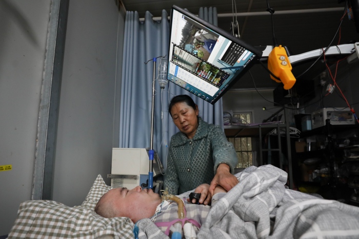 “重慶好人”黎夏用兩根指頭遙控農(nóng)場的自動化系統(tǒng)。渝北區(qū)委宣傳部供圖