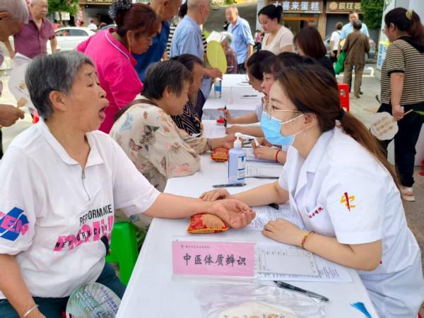 專家義診。郭彩霞攝