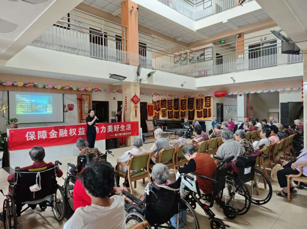 開展金融知識普及活動。廈門銀行重慶大足支行供圖