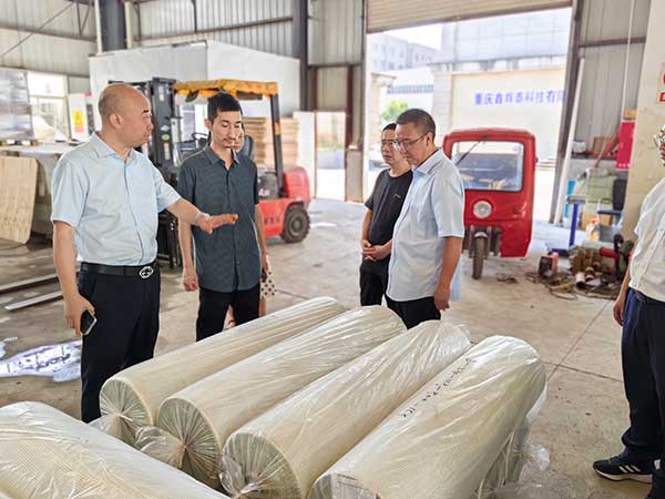 工行黔江分行為企業(yè)提供服務(wù)。重慶市委金融辦供圖