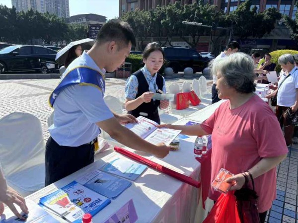 設(shè)立金融知識(shí)宣傳站。浦發(fā)銀行重慶分行供圖