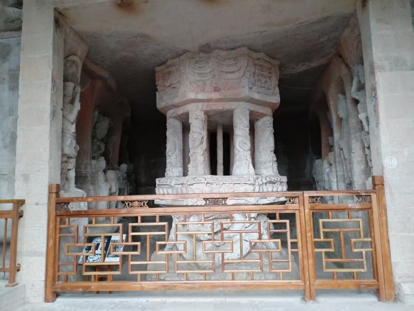 木質(zhì)圍欄替換鐵質(zhì)大門。曾慶川攝