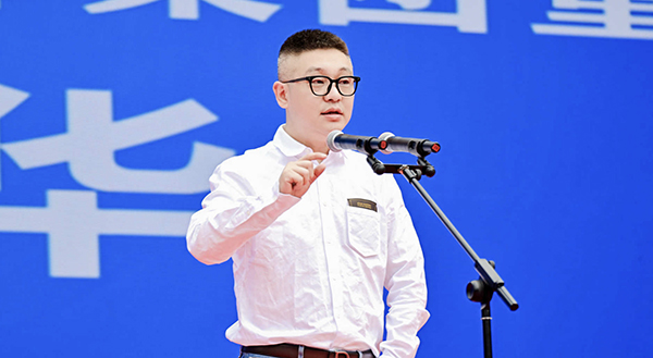 大唐聯(lián)盟唐卡裝飾集團董事長張華。唐卡裝飾供圖