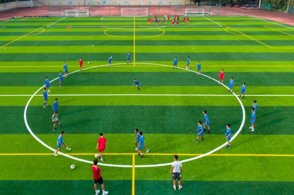 南岸校園足球數(shù)十年“體教融合”發(fā)展。郭旭攝