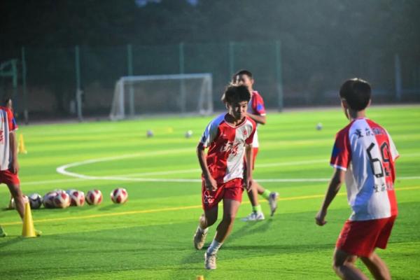 在校園球場上訓(xùn)練的小球員們。郭旭攝