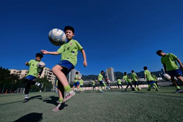 在校園球場上訓(xùn)練的小球員們。郭旭攝