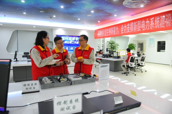 韓世海依托國網首席專家工作室平臺為團隊成員授課。李楊攝