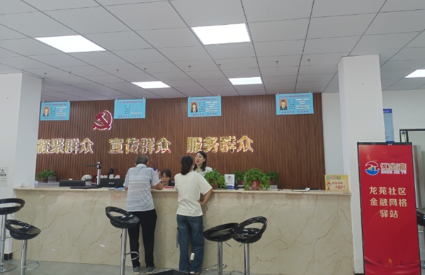 驛站金融網(wǎng)格員解答社區(qū)居民疑難。浦發(fā)銀行重慶分行供圖