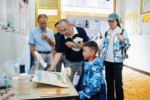 送愛心物資。平安人壽重慶分公司供圖