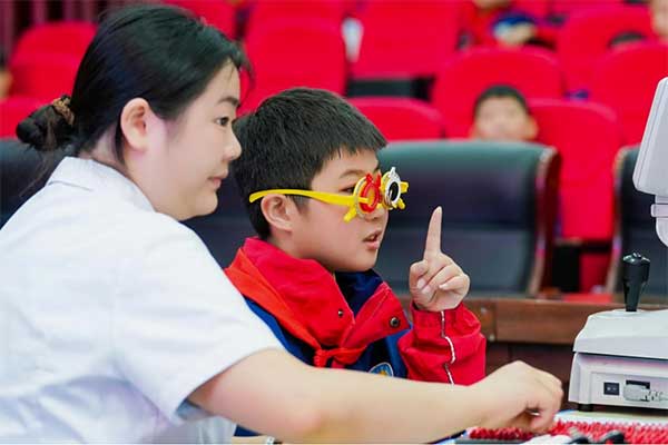 開展視力檢測。平安人壽重慶分公司供圖