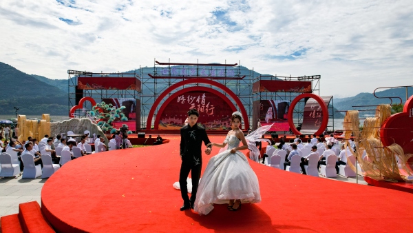 專業(yè)模特身著新款婚紗開啟T臺秀。譚啟云攝