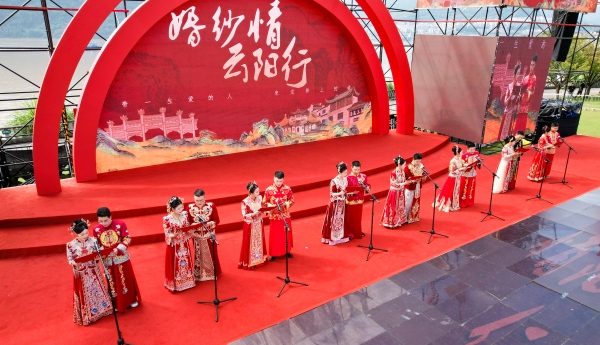 16名新人集體宣讀《新風(fēng)倡議書》，承諾踐行婚嫁新風(fēng)。李王雨攝