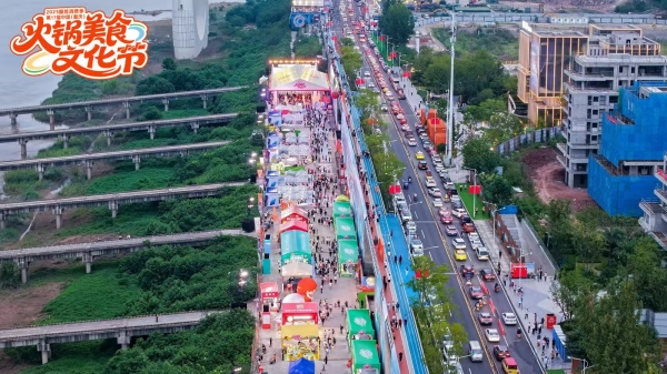 大渡口區(qū)大濱路打造1.2公里江岸火鍋宴。主辦方供圖