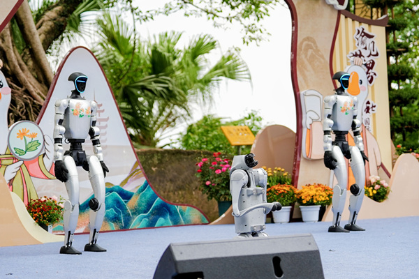 機(jī)器人、機(jī)器狗熱情舞蹈驚艷亮相?；顒?dòng)方供圖