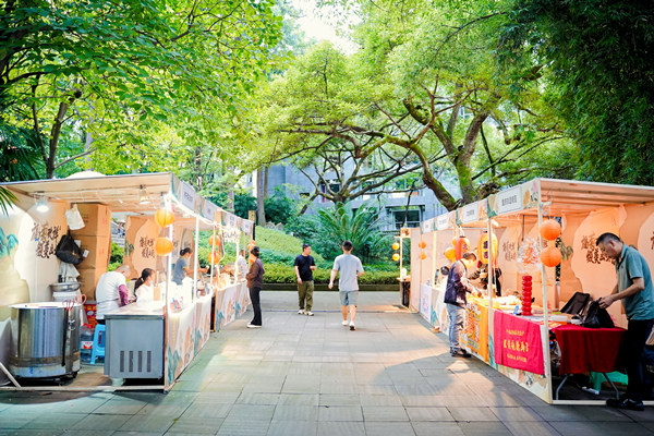 公園集市里匯聚了各類美食及創(chuàng)意文創(chuàng)產(chǎn)品?；顒?dòng)方供圖