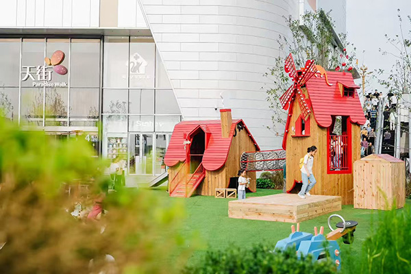 龍興天街主題戶外空間。龍湖商業(yè)供圖