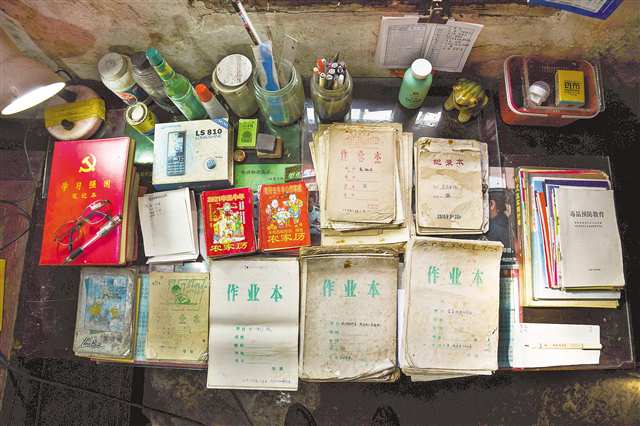 9月27日，彭水縣龍射鎮(zhèn)銀木村，汪付合一家50年來的賬本。（本組圖片由記者李雨恒攝/視覺重慶）