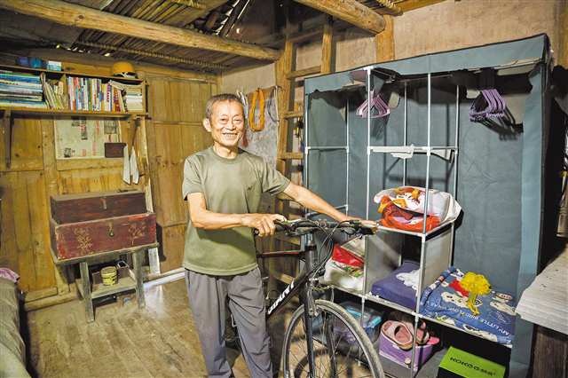 9月27日，彭水縣龍射鎮(zhèn)銀木村，汪付合展示1996年為兒子買的全村第一輛山地變速自行車。