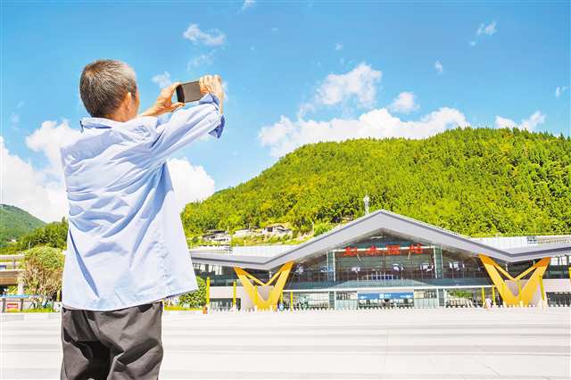 9月27日，彭水西站，汪付合舉起手機拍下彭水西站。