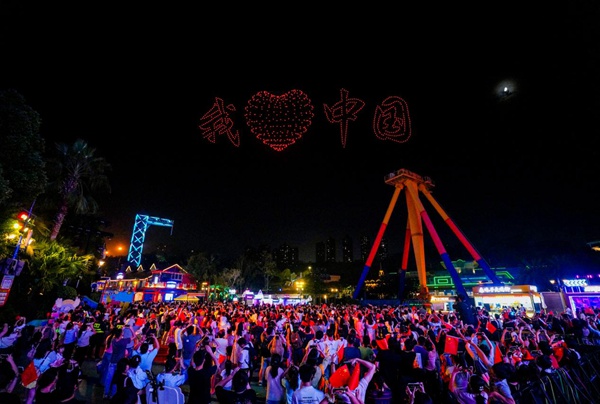 重慶歡樂谷上演無人機(jī)煙花秀。景區(qū)供圖