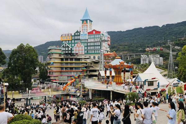 美心紅酒小鎮(zhèn)人氣火爆。景區(qū)供圖