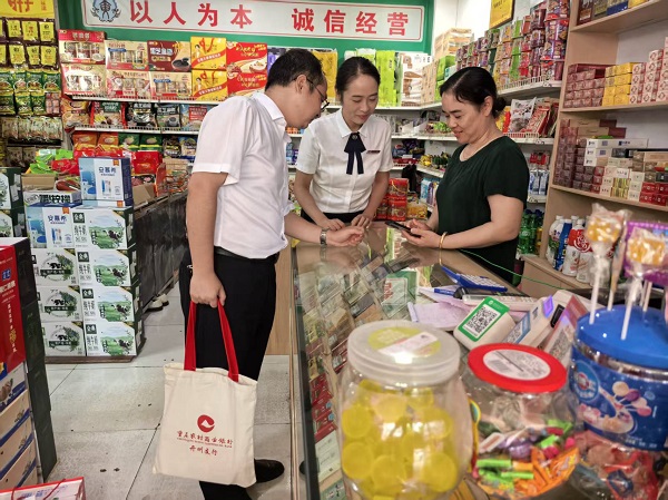 重慶農(nóng)商行開州支行客戶經(jīng)理上門對(duì)接融資需求。重慶農(nóng)商行供圖