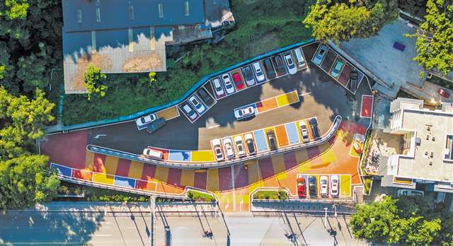 10月9日，北碚區(qū)龍鳳橋街道毛背沱片區(qū)老舊小區(qū)改造現(xiàn)場，工人加緊進行掃尾作業(yè)。圖為新建成投用的停車場。記者 李雨恒 攝/視覺重慶