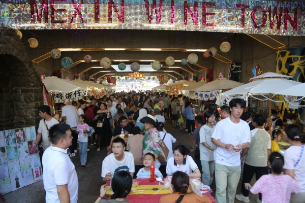 今年“雙節(jié)”假期景區(qū)客流突破100萬(wàn)人次。受訪單位供圖