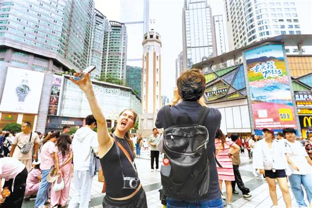 國慶中秋假期，解放碑步行街迎來多家品牌首店，吸引不少游客來探店打卡。（受訪者供圖）