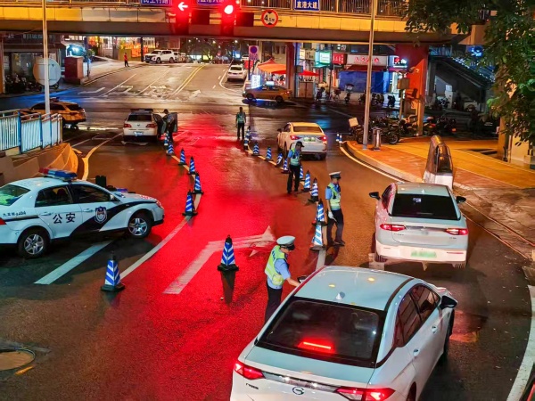 夜間查酒駕現(xiàn)場(chǎng)。重慶市公安局交巡警總隊(duì)供圖