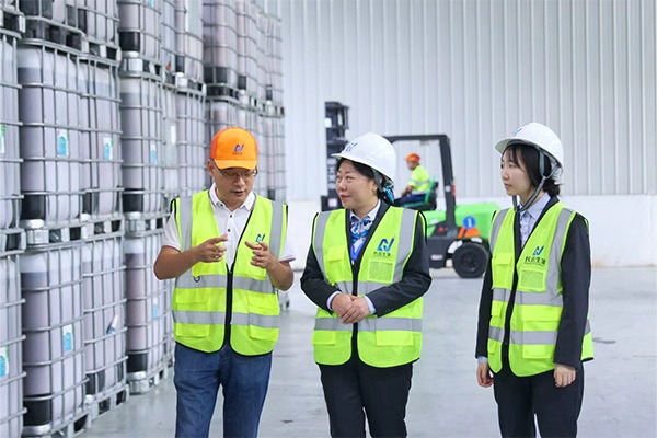 高波為銀行工作人員介紹企業(yè)情況。向詩佳攝