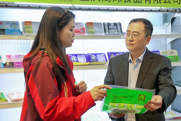 農行工作人員深入了解企業(yè)產品結構。向詩佳攝