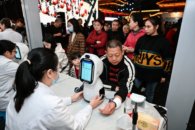 市民現(xiàn)場體驗中醫(yī)智能機器人脈診。主辦方供圖