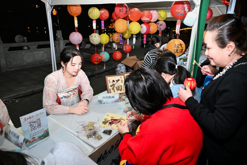 市民體驗中藥貼畫。主辦方供圖