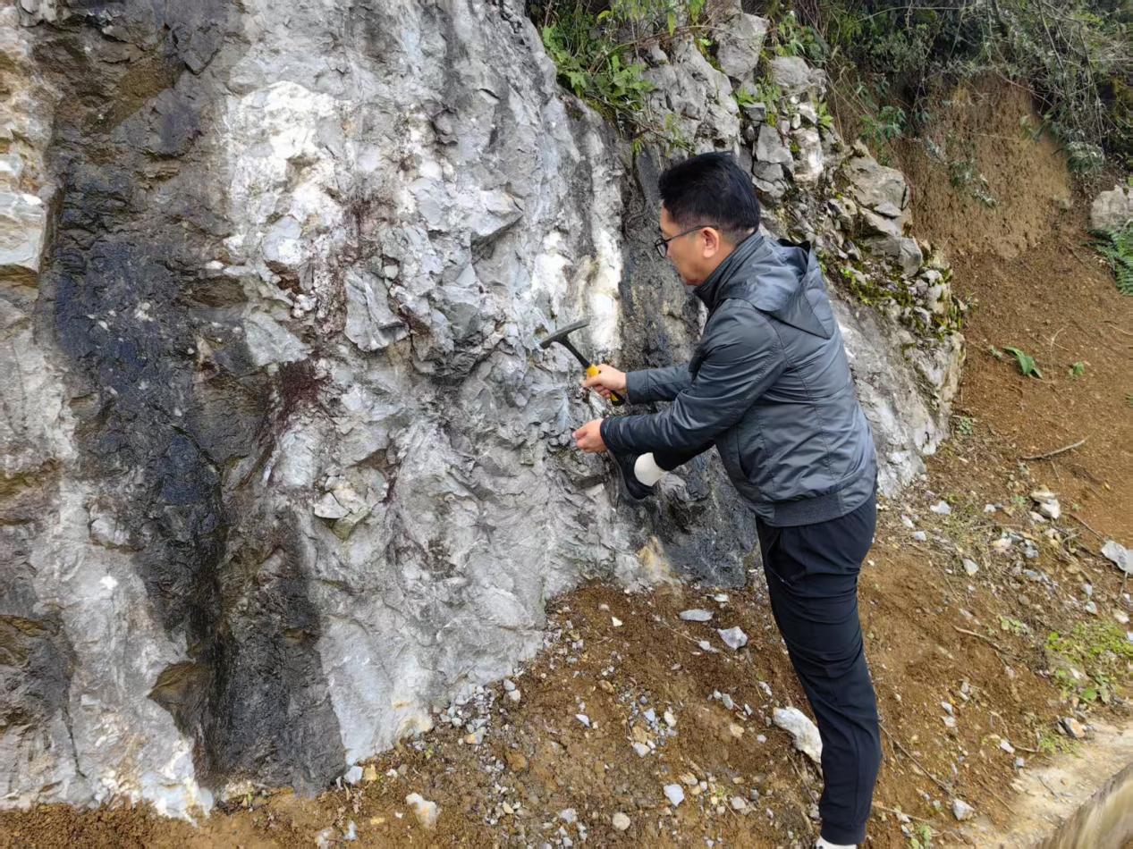安勝余拿著錘子遍布豐都鄉(xiāng)鎮(zhèn)找礦石。受訪者供圖