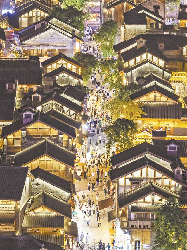 夜色中的十八梯傳統(tǒng)風(fēng)貌區(qū)。（本報資料圖片）記者 尹詩語 攝/視覺重慶
