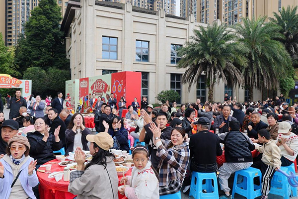 老友生活節(jié)百家宴活動(dòng)。東原仁知供圖