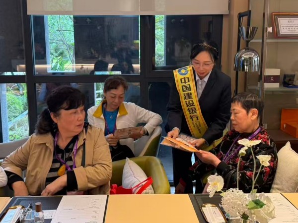 向老年群體開展個(gè)人養(yǎng)老金政策解讀。建行重慶市分行供圖