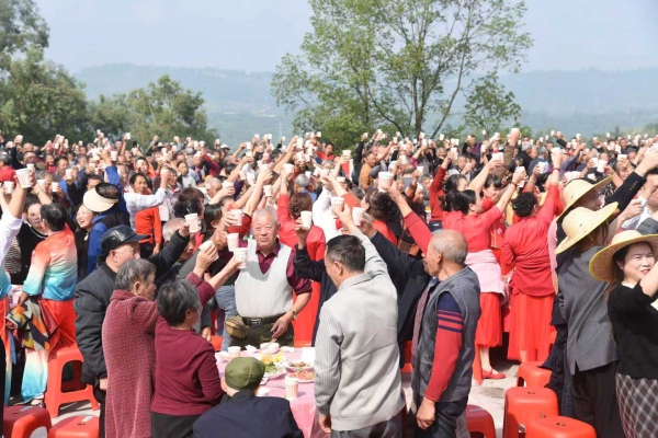 參與老人舉杯慶祝。江津區(qū)委宣傳部供圖