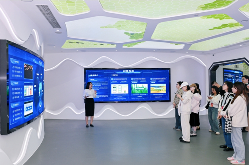 智庫咨詢部工作人員為媒體一行介紹研究院建設情況。主辦方供圖