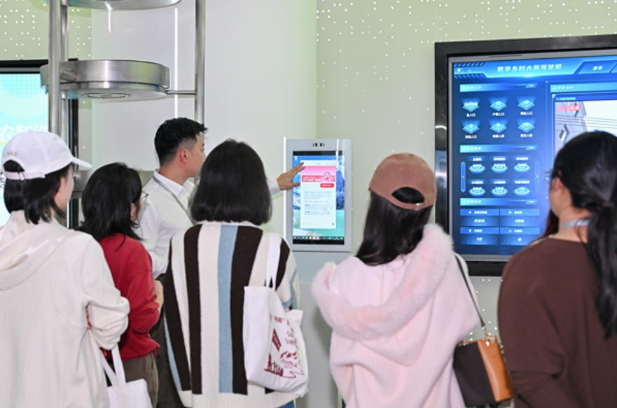 工作人員為眾人演示AI村委助手使用方法。主辦方供圖