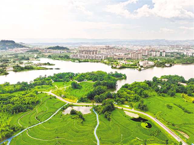 “巴渝治水”在全國率先構(gòu)建河流水環(huán)境監(jiān)管AI智能體，實時監(jiān)控水質(zhì)變化狀況，守護一江碧水。圖為梁平區(qū)雙桂湖，水清岸綠。特約攝影 劉輝/視覺重慶