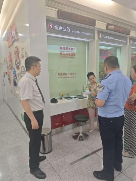 民警與銀行工作人員一起開展耐心勸導(dǎo)。招商銀行重慶分行供圖